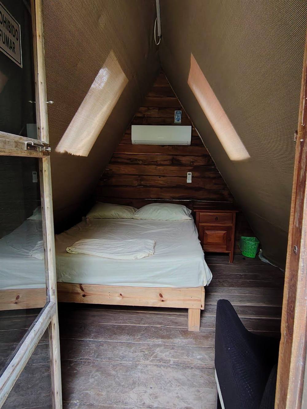 Interior tipo cabaña con cama matrimonial