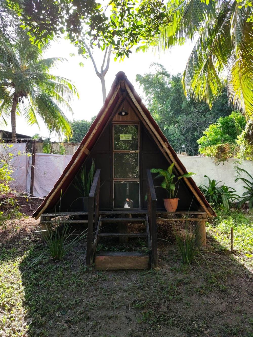 Entrada de una cabaña con terraza