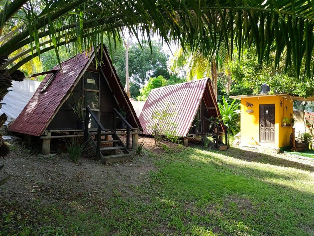 Las tres cabañas entre la vegetación tropical