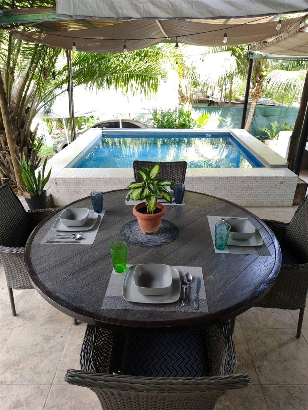 Mesa de comedor con vista a la alberca